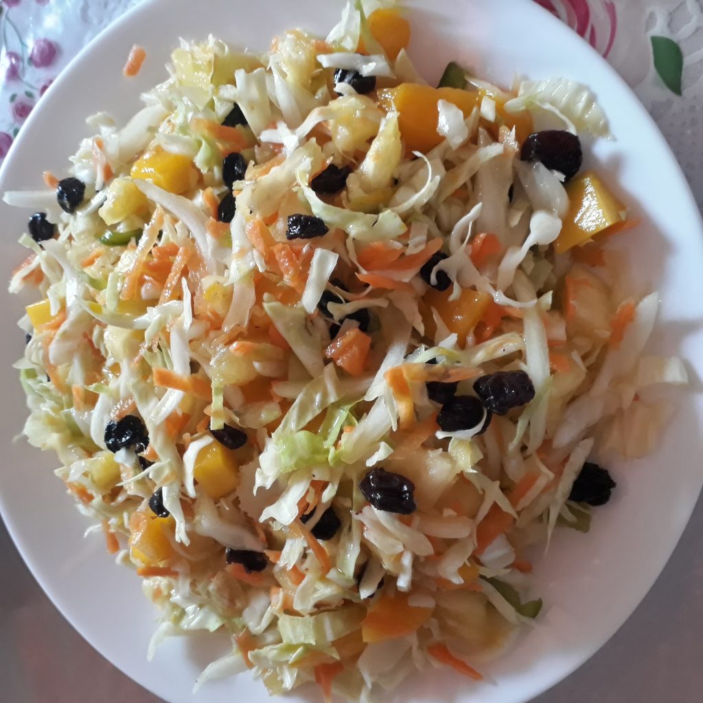 Salada mista com repolho e uvas passas deliciosa